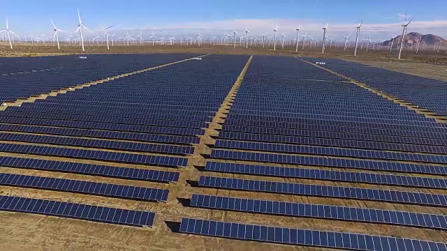 太阳能电池板和风力涡轮机视频素材