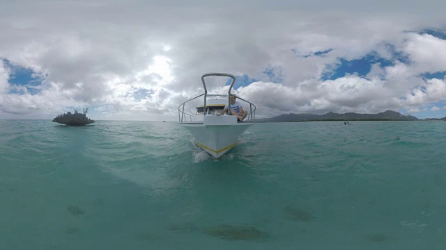 在毛里求斯岛附近的海上游艇水上旅行视频素材