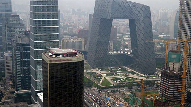鸟瞰图的现代部分北京城市在一个多雾的日子视频下载