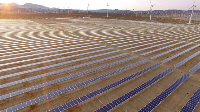 太阳电池板和风力发电厂在日落，鸟瞰图。视频素材