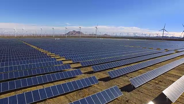 太阳能电池板和风力涡轮机，可再生能源视频素材
