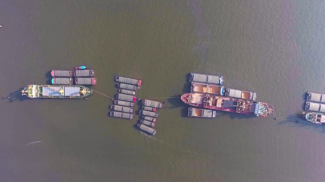 航拍河流中的集装箱船视频素材