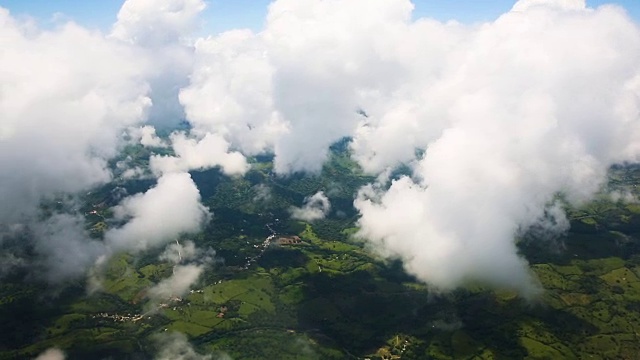 从飞机的窗口看地球和云。视频素材
