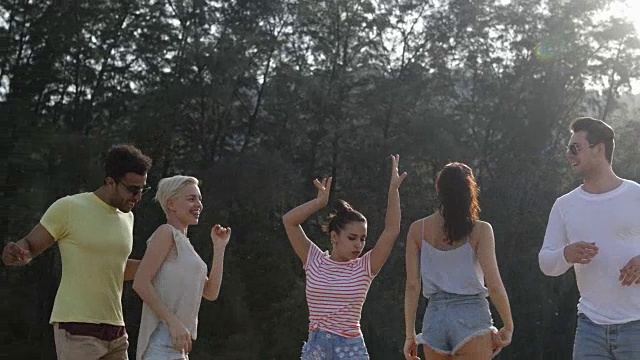 人们在山公园跳舞，快乐的朋友混合种族团体户外视频素材