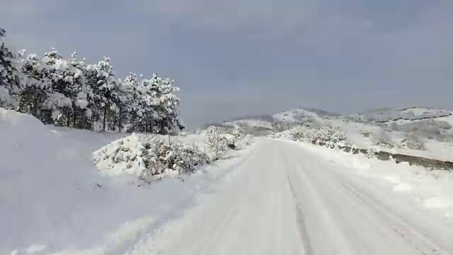 时光飞逝的跑车行驶在冬天的雪道上，上山上山视频下载
