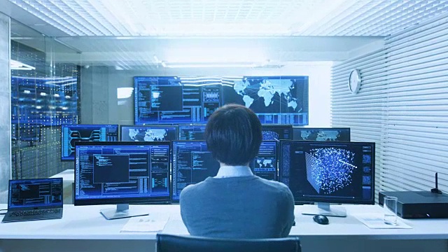 在系统控制数据中心，技术员使用神经网络和数据挖掘活动操作多个屏幕。房间光线充足，到处都是带有工作神经网络的监视器。视频素材