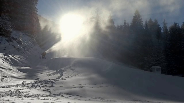 大型雪枪在滑雪场产生人工雪，慢动作视频素材