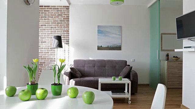 4 k。斯堪的纳维亚风格的新现代公寓的内部。运动全景。视频素材