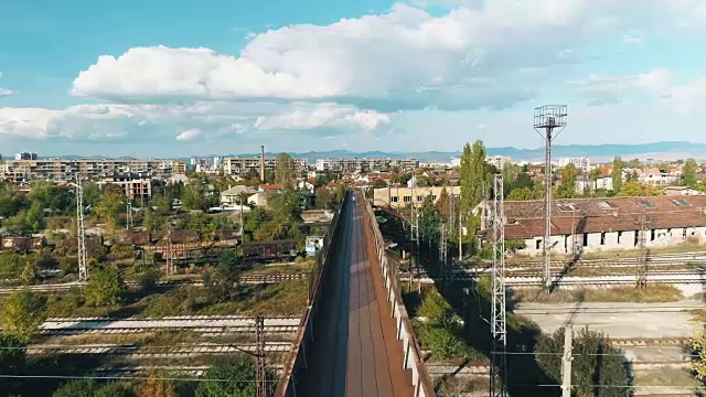 美丽的城市镜头，一架无人机飞过一座铁桥，看着美丽的天空视频下载