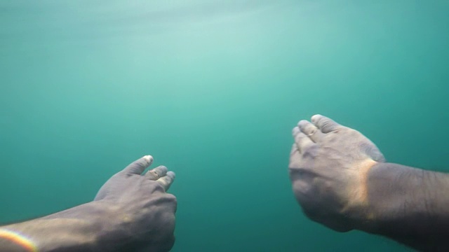一个人在海底游泳视频素材