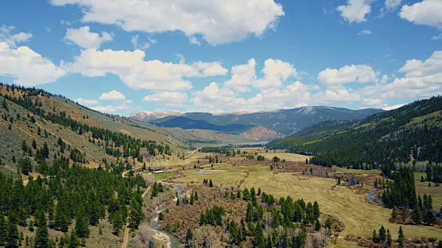 鸟瞰图显示完美的山谷和山脉4K视频素材