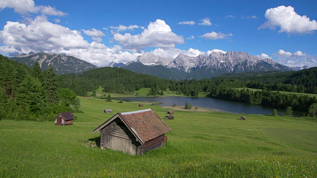 拍摄于杰洛兹湖，背景是小屋和卡温德尔山脉。Geroldsee, Mittenwald, Garmisch-Partenkirchen，巴伐利亚阿尔卑斯山，Karwendel山脉，德国巴伐利亚。视频素材