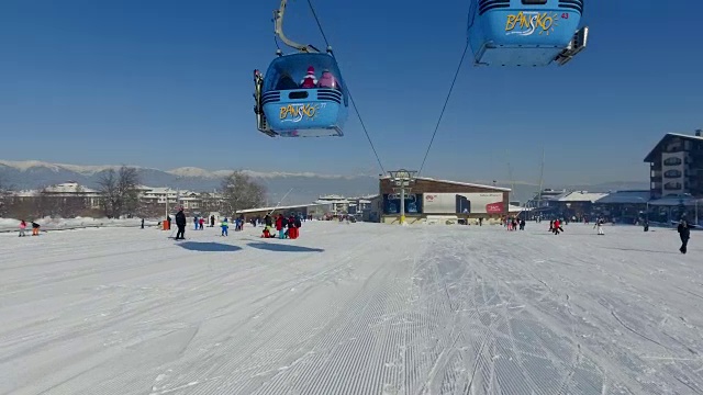 缆车将人们运送到滑雪场视频下载