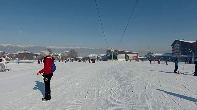 游客在缆车下的初学者斜坡上享受冬天的雪视频下载