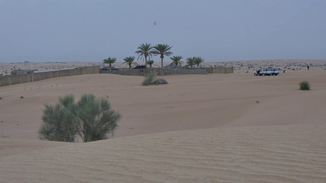 在亚洲中东阿拉伯联合酋长国迪拜附近的沙漠探险中，黎明时分视频素材