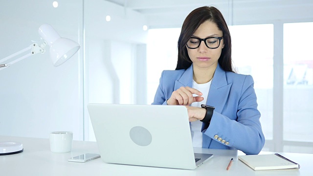 女性在办公室使用智能手表视频素材