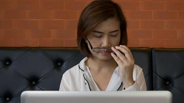 亚洲女商人在工作后放松眼睛视频下载