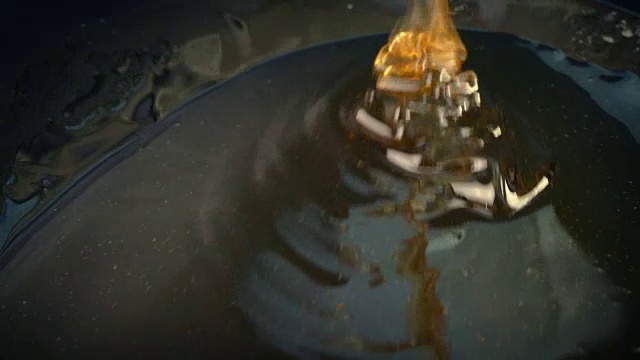 糖浆倒入锅中-制作蛋糕视频素材