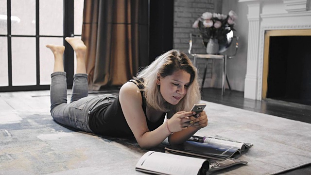 描绘一个年轻女子在一个房间使用电话与斯堪的纳维亚的内部视频素材