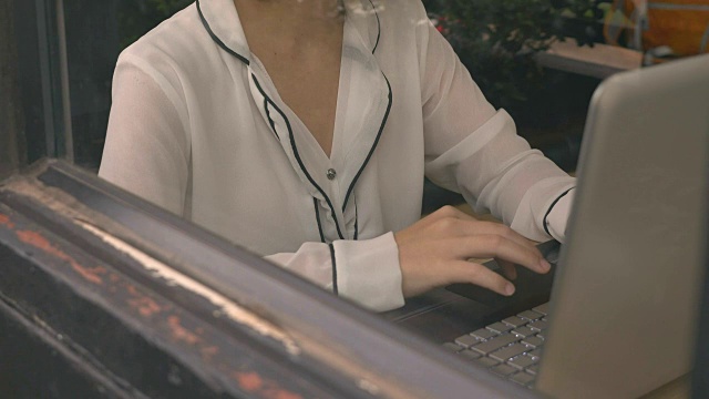 用笔记本电脑打字的亚洲女商人视频下载