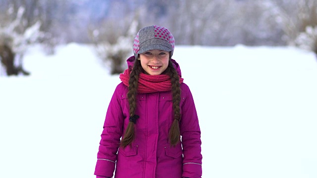 美丽的小女孩在雪地里。视频下载