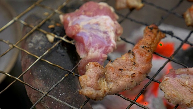 在烧烤架上自制的猪肉牛排肉视频下载