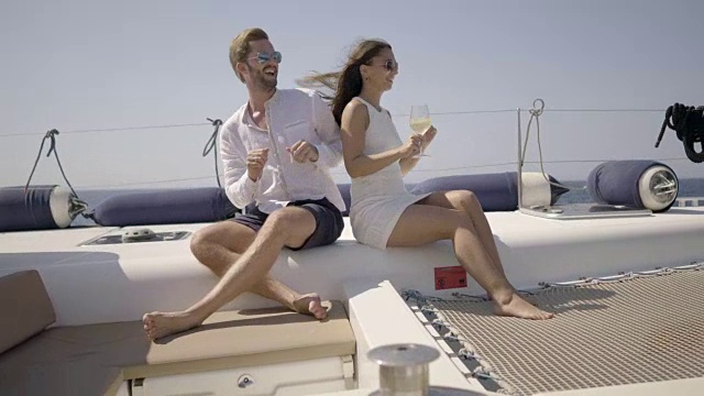 蜜月情侣在游艇上心情好视频下载