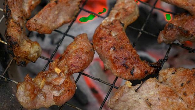 在烧烤架上自制的猪肉牛排肉视频下载