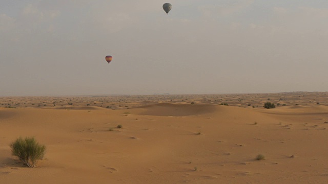 亚洲中东阿拉伯联合酋长国迪拜附近的沙漠热气球之旅视频素材