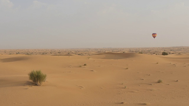 亚洲中东阿拉伯联合酋长国迪拜附近的沙漠热气球之旅视频素材