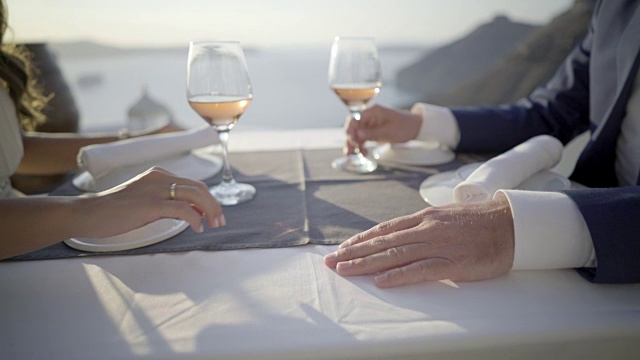 亲密的夫妇在浪漫的晚餐中牵手视频素材