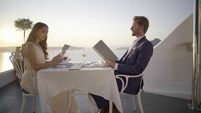 一对富有美丽的夫妇在希腊的户外浪漫晚餐视频素材