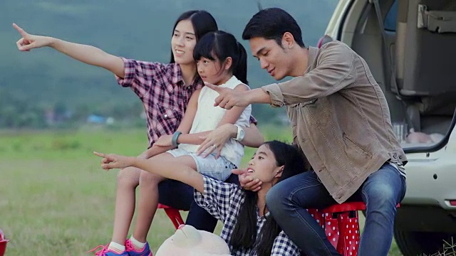 快乐的小女孩与亚洲家庭坐在车享受公路旅行和暑假在露营车视频素材