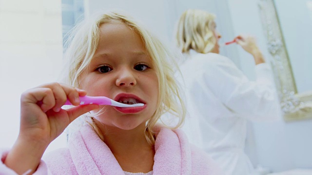 女孩在浴室刷牙，4k视频素材