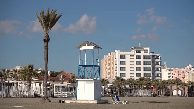 在淡季，冬季海滩咖啡馆关门歇业。沙滩伞杆和救生员塔视频下载