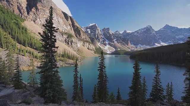 美丽的冰碛湖在落基山脉视频素材