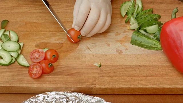 男厨师用锋利的刀在砧板上手工切西红柿视频素材