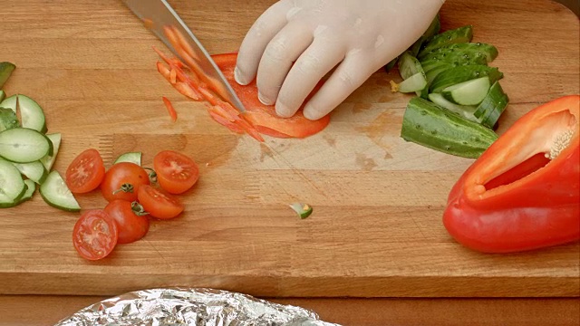 男人们用手切红辣椒做沙拉视频素材