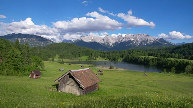 拍摄于杰洛兹湖，背景是小屋和卡温德尔山脉。Geroldsee, Mittenwald, Garmisch-Partenkirchen，巴伐利亚阿尔卑斯山，Karwendel山脉，德国巴伐利亚。视频素材