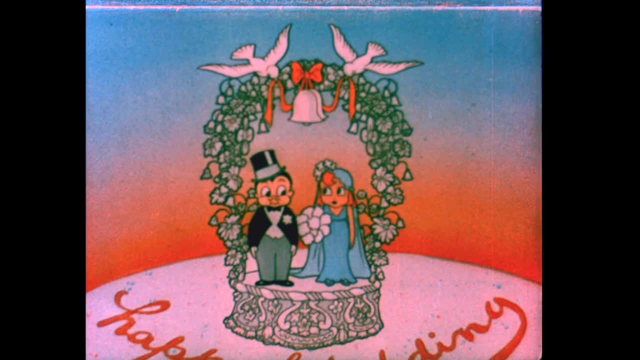 小新娘和新郎在婚礼蛋糕上亲吻视频下载