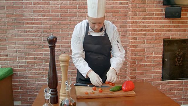 厨师在厨房切西红柿视频素材
