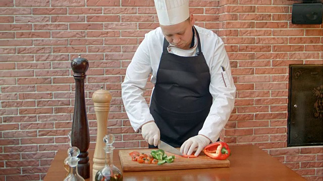 厨师正在切甜椒做沙拉视频素材