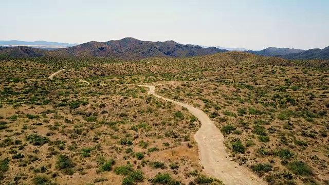鸟瞰图土路在沙漠4K视频素材