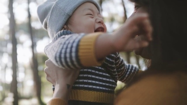 亚洲母亲抱着并亲吻她的男婴视频下载