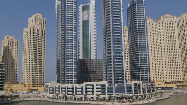 高层建筑和港口船只周围的迪拜码头，迪拜，阿拉伯联合酋长国，中东，亚洲视频素材