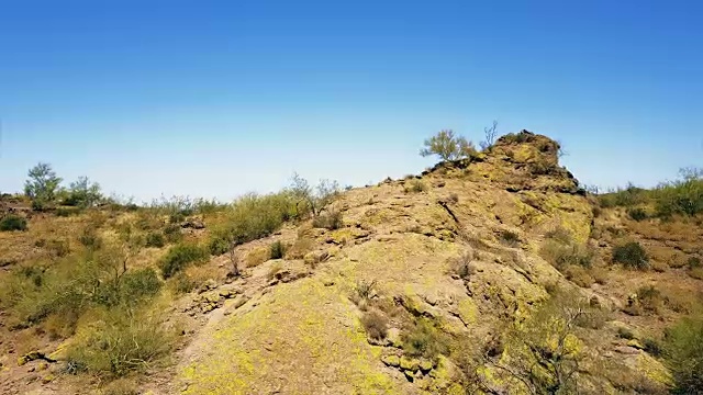 山顶和沙漠的鸟瞰图4K视频素材