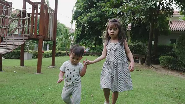 哥哥和妹妹走在田野里视频素材