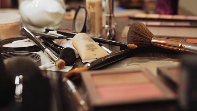 专业化妆品化妆刷的特写工具包在运动。多莉的观点视频下载