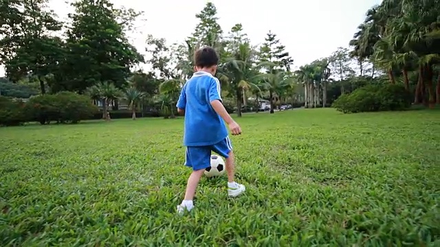 拿着足球的男孩，高清慢镜头视频素材