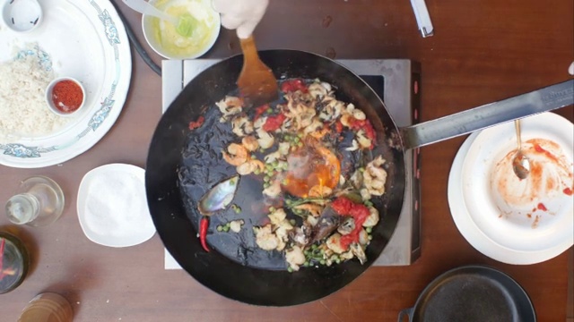 新鲜的海鲜在火煎锅里视频下载